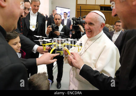 Vatikan. 30. April 2015. Ein Kind Geschenk an Papst Francis eine Drohne Publikum im Saal Nervi, Vatikan 30. April 2015 Credit: wirklich Easy Star/Alamy Live News Stockfoto