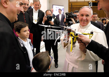 Vatikan. 30. April 2015. Ein Kind Geschenk an Papst Francis eine Drohne Publikum im Saal Nervi, Vatikan 30. April 2015 Credit: wirklich Easy Star/Alamy Live News Stockfoto