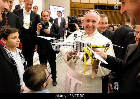 Vatikan. 30. April 2015. Ein Kind Geschenk an Papst Francis eine Drohne Publikum im Saal Nervi, Vatikan 30. April 2015 Credit: wirklich Easy Star/Alamy Live News Stockfoto