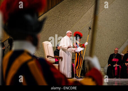 Vatikan. 30. April 2015. Kredit-Papst Francis, Publikum im Saal Nervi, Vatikan 30. April 2015: wirklich Easy Star/Alamy Live News Stockfoto