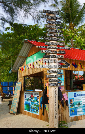 Touristische Aktivitäten Zeichen und Hütte am Strand von Pantai Cenang, Langkawi, Malaysia Stockfoto