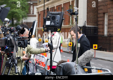 Max Foster von CNN Sendungen live aus dem Lindo Flügel, wo die Herzogin von Cambridge gebar eine Prinzessin Stockfoto