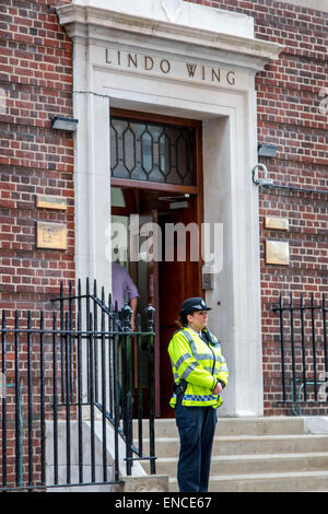 London, UK. 2. Mai 2015. Polizei Wache außerhalb der Lindo Flügel von Str. Marys Krankenhaus wo Duchess of Cambridge gebiert Tochter Credit: Darren Attersley/Alamy Live News Stockfoto