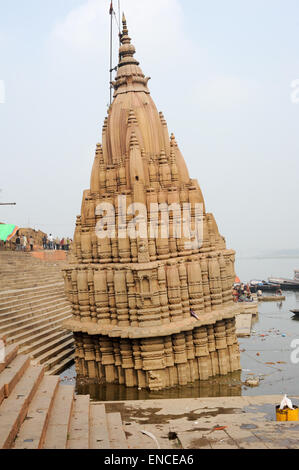 Varanasi, Indien - 28. Januar 2015: Tempel auf den Ghats des Flusses Ganges in der Heiligen Stadt Varanasi in Indien Stockfoto