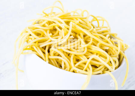 Einfach gekochte Spaghetti in einer weißen Schale. Stockfoto