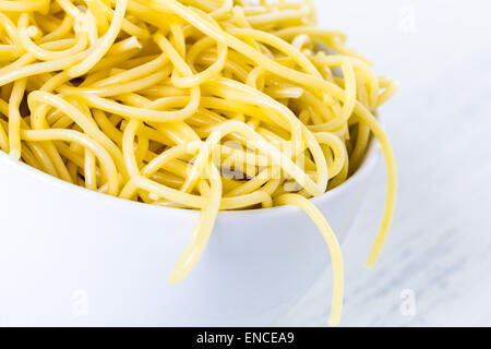 Einfach gekochte Spaghetti in einer weißen Schale. Stockfoto