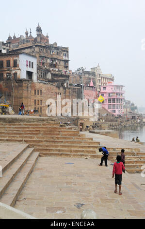 Varanasi, Indien - 28. Januar 2015: Jungs spielen auf den Ghats des Flusses Ganges in der Heiligen Stadt Varanasi in Indien Stockfoto