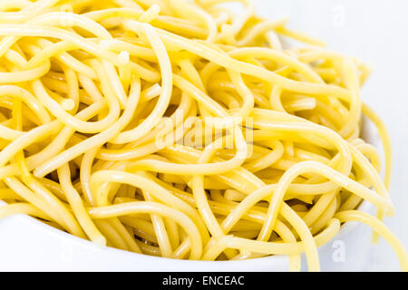 Einfach gekochte Spaghetti in einer weißen Schale. Stockfoto