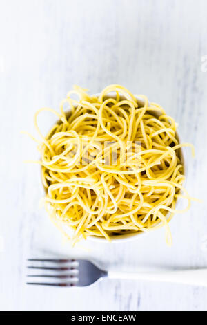 Einfach gekochte Spaghetti in einer weißen Schale. Stockfoto
