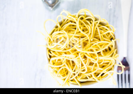 Einfach gekochte Spaghetti in einer weißen Schale. Stockfoto
