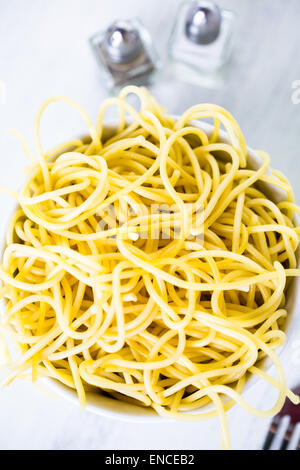 Einfach gekochte Spaghetti in einer weißen Schale. Stockfoto