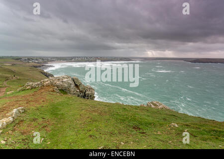 Blick auf Polzeath aus Felsen an einem Abend Dämmerung Stockfoto