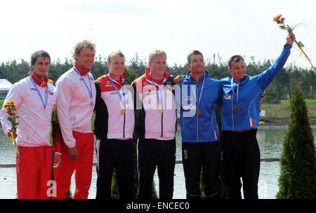 Von links: zweiter Platz Vitalij Bialko und Raman Piatrusenka Belarus, Gewinner Max Rendschmidt und Marcus Gross Deutschlands und dritte Jan Sterba und Daniel Havel der Tschechischen Republik sind nach dem 1000 m Männer Finale im Kanu Sprint Senioren Europameisterschaft in Racice, Nord-Böhmen, 2. Mai 2015 gesehen. (CTK Foto/Libor Zavoral) Stockfoto