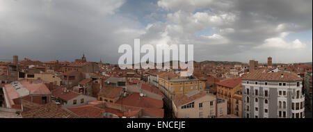 Große Panorama der Stadt Teruel (mehr als 180 Grad). Wie aus "El Salvador" (der Erlöser) Turm gesehen. Teruel Stadt. Aragon. Stockfoto