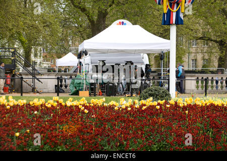 News-Besatzungen, die Erwartung der Geburt des königlichen Babys am Buckingham Palast in London Stockfoto