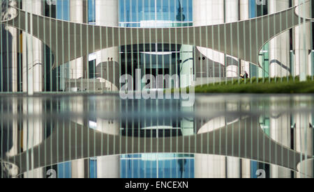 Berlin, Deutschland. 23. April 2015. Der Eingang des Gebäudes Bundeskanzleramt spiegelt sich in einer Pfütze in Berlin, Deutschland, 23. April 2015. Foto: Lukas Schulze/Dpa/Alamy Live News Stockfoto