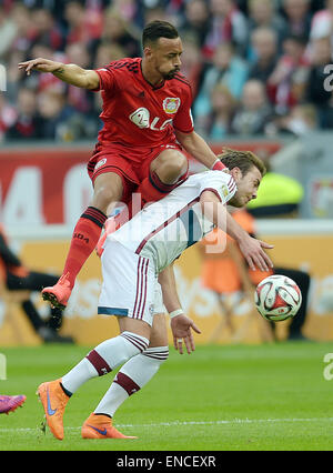 Leverkusen, Deutschland. 2. Mai 2015. Leverkusens Karim Bellarabi (L) und Bayerns Mario Goetze wetteifern um den Ball an der deutschen Bundesliga-Fußballspiel zwischen Bayer Leverkusen und Bayern München in der BayArena in Leverkusen, Deutschland, 2. Mai 2015. Foto: FEDERICO GAMBARINI/Dpa (EMBARGO Bedingungen - Achtung - aufgrund der Akkreditierungsrichtlinien der DFL nur erlaubt die Veröffentlichung und Nutzung von bis zu 15 Bilder pro im Internet und in Online-Medien während des Spiels Match) / Dpa/Alamy Live News Stockfoto