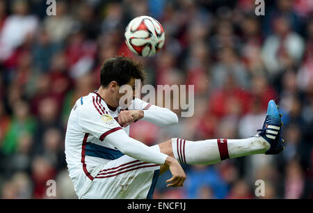 Leverkusen, Deutschland. 2. Mai 2015. Münchens Javi Martinez in Aktion bei der deutschen Fußball-Bundesliga-Fußball-match zwischen Bayer Leverkusen und Bayern München in der BayArena in Leverkusen, Deutschland, 2. Mai 2015. Foto: JONAS GUETTLER/Dpa (EMBARGO Bedingungen - Achtung - aufgrund der Akkreditierungsrichtlinien der DFL nur erlaubt die Veröffentlichung und Nutzung von bis zu 15 Bilder pro im Internet und in Online-Medien während des Spiels Match) / Dpa/Alamy Live News Stockfoto