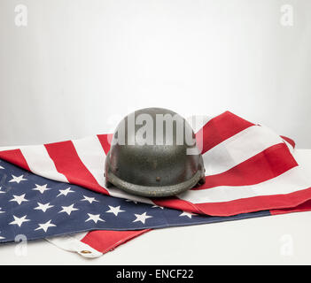 Helme und amerikanische Flagge auf weißem Hintergrund. Stockfoto