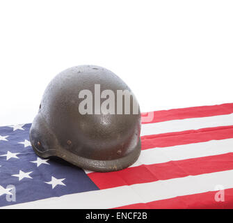 Helme und amerikanische Flagge auf weißem Hintergrund. Stockfoto