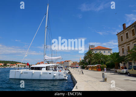 Hafen von Stari Grad auf Hvar Insel an der dalmatinischen Küste von Kroatien Stockfoto