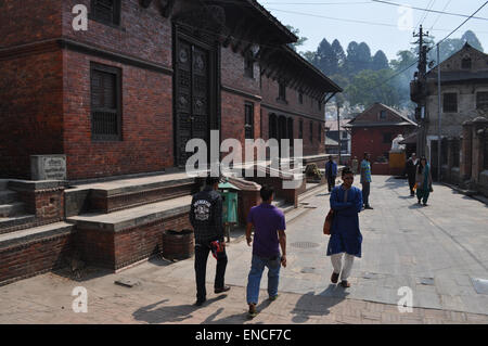 Menschen gehen am Pashupatinath hinduistischen Tempelkomplex, ein UNESCO-Weltkulturerbe in Kathmandu, Nepal. Stockfoto