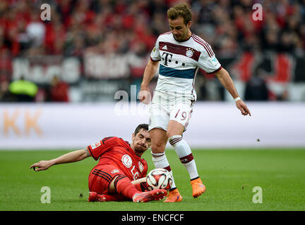 Leverkusen, Deutschland. 2. Mai 2015. Leverkusens Roberto Hilbert (L) und der Münchner Mario Goetze wetteifern um den Ball an der deutschen Bundesliga-Fußballspiel zwischen Bayer Leverkusen und Bayern München in der BayArena in Leverkusen, Deutschland, 2. Mai 2015. Foto: JONAS GUETTLER/Dpa (EMBARGO Bedingungen - Achtung - aufgrund der Akkreditierungsrichtlinien der DFL nur erlaubt die Veröffentlichung und Nutzung von bis zu 15 Bilder pro im Internet und in Online-Medien während des Spiels Match) / Dpa/Alamy Live News Stockfoto