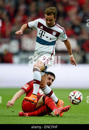 Leverkusen, Deutschland. 2. Mai 2015. Leverkusens Roberto Hilbert (unten) und der Münchner Mario Goetze wetteifern um den Ball an der deutschen Bundesliga-Fußballspiel zwischen Bayer Leverkusen und Bayern München in der BayArena in Leverkusen, Deutschland, 2. Mai 2015. Foto: JONAS GUETTLER/Dpa (EMBARGO Bedingungen - Achtung - aufgrund der Akkreditierungsrichtlinien der DFL nur erlaubt die Veröffentlichung und Nutzung von bis zu 15 Bilder pro im Internet und in Online-Medien während des Spiels Match) / Dpa/Alamy Live News Stockfoto