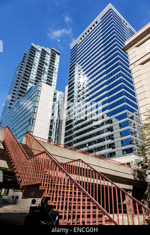 Chicago Illinois, Downtown, Magnificent Mile, Wabash Avenue, doppelüberdachte Straße, Treppen, Geländer, Skyline, Wolkenkratzer, Bürogebäude, AMA-Gebäude, Palomar, h Stockfoto