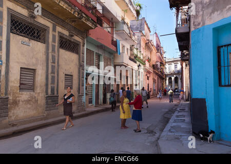 Frauen reden auf der Straße in Havanna, Kuba. Stockfoto