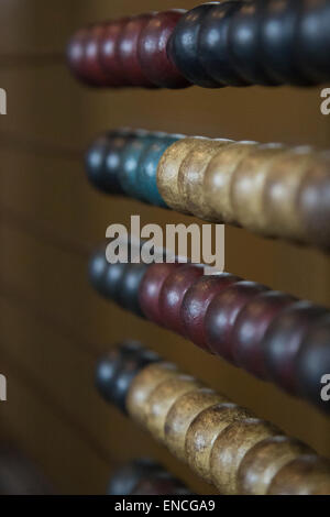 Alte hölzerne viktorianischen Abacus. Geringe Tiefe von Feld, viktorianischen Abacus mit Originalfarben lackiert. Detail erschossen. Stockfoto