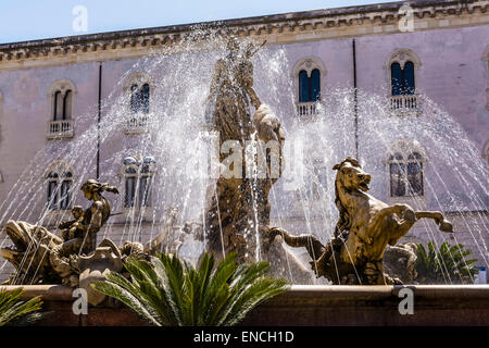 Blick auf den Brunnen von Diana in Syrakus Stockfoto