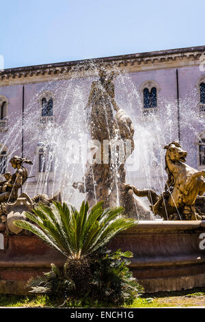 Blick auf den Brunnen von Diana in Syrakus Stockfoto