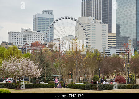 "Downtown Atlanta Georga USA Skyline mit er Riesenrad im Vordergrund Centennial Olympic Park ist ein 21-Hektar (85.000 m2) Stockfoto