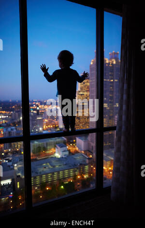 "Downtown Atlanta in Georga USA eine neunzig Peachtree Turm ist ein 235 m (771 ft) 50-stöckigen Wolkenkratzer in Atlanta, Georgia. Desi Stockfoto