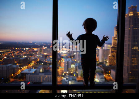 "Downtown Atlanta in Georga USA eine neunzig Peachtree Turm ist ein 235 m (771 ft) 50-stöckigen Wolkenkratzer in Atlanta, Georgia. Desi Stockfoto