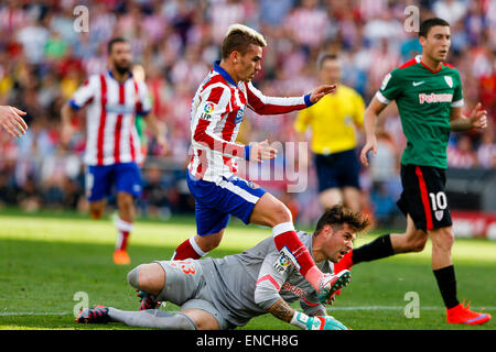 Bilbao, Spanien. 2. Mai 2015. Antonie Griezmann vorwärts von Atletico de Madrid von Jago Herrrerin Buisan Torhüter des Athletic Club Bilbao in Frage gestellt. La Liga Fußball. Atletico de Madrid gegen Athletic Club Bilbao im Vicente Calderon Stadion. Bildnachweis: Aktion Plus Sport/Alamy Live-Nachrichten Stockfoto