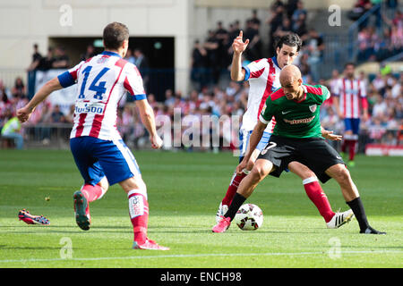 Bilbao, Spanien. 2. Mai 2015. Mikel Rico Moreno Mittelfeldspieler von Athletic Club Bilbao und Tiago Cardoso Mendes Mittelfeldspieler von Atletico de Madrid. La Liga Fußball. Atletico de Madrid gegen Athletic Club Bilbao im Vicente Calderon Stadion. Bildnachweis: Aktion Plus Sport/Alamy Live-Nachrichten Stockfoto