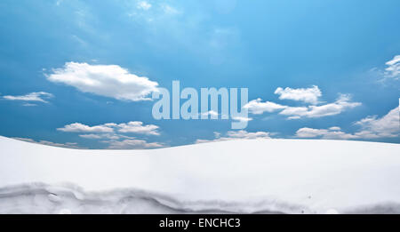 Weißen Schneefelder am blauen Himmel Stockfoto