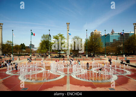 Die Innenstadt von Atlanta in Georga USA Bild: The Centennial Olympic Park wesentliches Merkmal des Parks ist der Brunnen der Ringe Interactiv Stockfoto