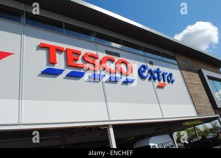 Dudley - 26 Apr: Blick auf ein Tesco-Logo auf der Außenseite eines Extra-Store am 26. April 2015 in Dudley, UK. Stockfoto