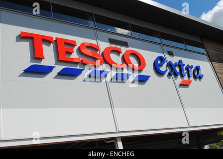 Dudley - 26 Apr: Blick auf ein Tesco-Logo auf der Außenseite eines Extra-Store am 26. April 2015 in Dudley, UK. Stockfoto