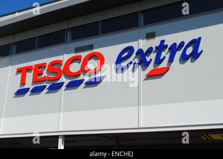 Dudley - 26 Apr: Blick auf ein Tesco-Logo auf der Außenseite eines Extra-Store am 26. April 2015 in Dudley, UK. Stockfoto