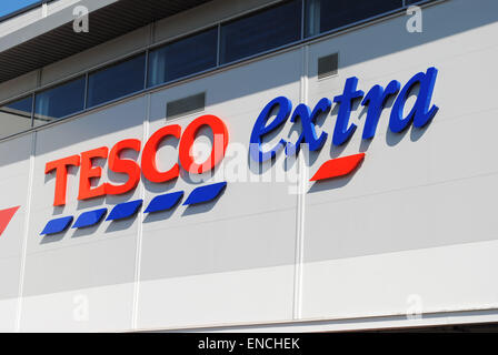 Dudley - 26 Apr: Blick auf ein Tesco-Logo auf der Außenseite eines Extra-Store am 26. April 2015 in Dudley, UK. Stockfoto