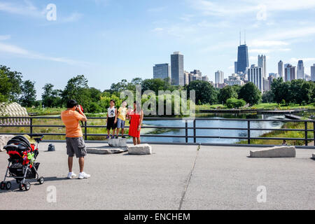 Chicago Illinois, North Side, Lincoln Park, Lincoln Park Zoo, öffentlicher Park, Naturpromenade, Lebensraum für Wildtiere, Sumpflandschaft, Blick auf die Innenstadt, asiatischer Mann, Männer Stockfoto