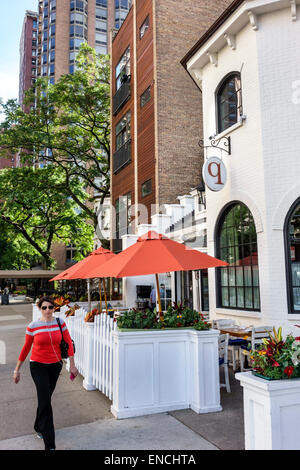 Chicago Illinois, in der Nähe der North Side, Nachbarschaft, Chicago q, Restaurant Restaurants Essen Essen Essen Essen Essen außerhalb Café Cafes Bistro, Bürgersteig, Tische, Sonnenschirm, Erwachsener Stockfoto