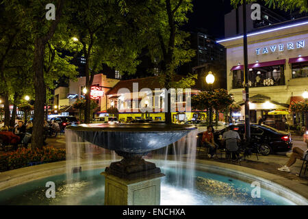 Chicago Illinois, Gold Coast Historic District, Nachbarschaft, Nachtleben abends nach Einbruch der Dunkelheit, öffentlicher Park, Mariano Park, Louis Mariano, Brunnen, Wasser, Ta Stockfoto