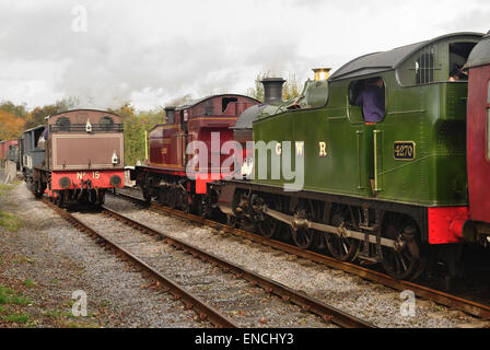 GWR Loks Nr. 5521, sehen Sie hier als L150 und No 4270, Bitton als WPR Nr. 15 lang warten mit einem Güterzug ankommt. Stockfoto