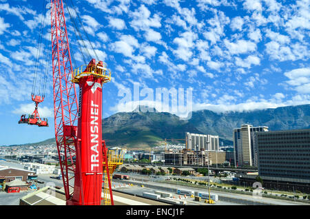 Transnet-Kran im Hafen von Kapstadt, Südafrika, mit dem Tafelberg im Hintergrund Stockfoto