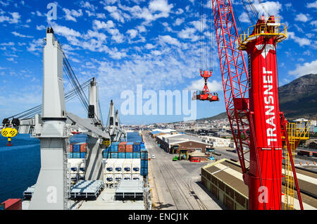 Transnet-Kran im Hafen von Kapstadt, Südafrika, mit dem Tafelberg im Hintergrund Stockfoto
